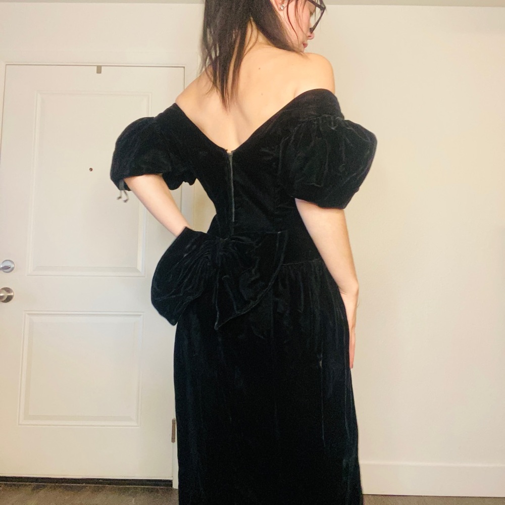 VINTAGE 1980s WOMENS BLACK VELVET PUFFY SLEEVE GOTHIC WEDNESDAYCORE EVENING GOWN - Picture 3 of 9